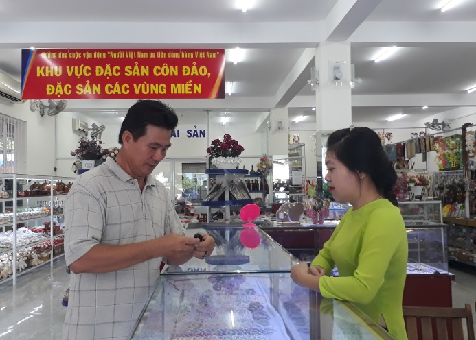 Khách hàng thăm quan và mua sắm tại điểm phân phối và bán đặc sản Côn Đảo và vùng miền trên đường Nguyễn An Ninh, khu 8, huyện Côn Đảo.
