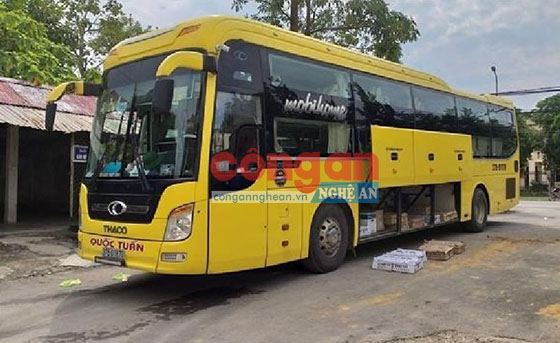 Xe khách vận chuyển 58 thùng các tông, chứa gần 5000 gà con các loại