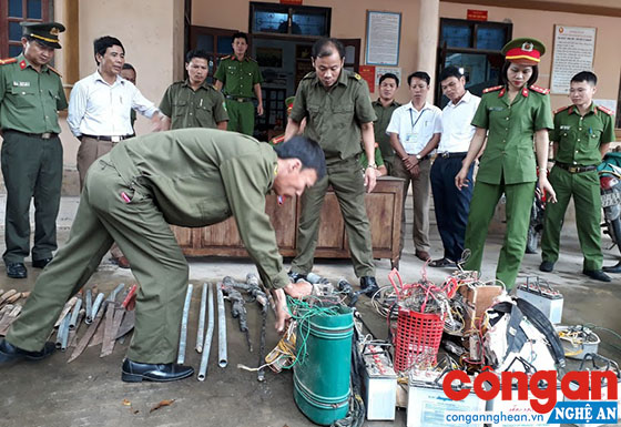 Người dân xã Thanh Mỹ tự nguyện giao nộp VK-VLN-CCHT cho Công an xã và Công an huyện Thanh Chương