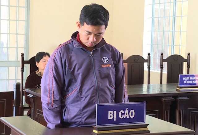 Tới tại phiên tòa.