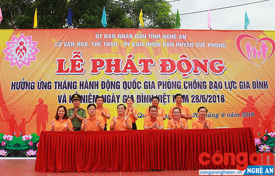 Ban chỉ đạo tỉnh và các huyện, thị xã tham dự ký cam kết chung tay phòng, chống bạo lực gia đình 