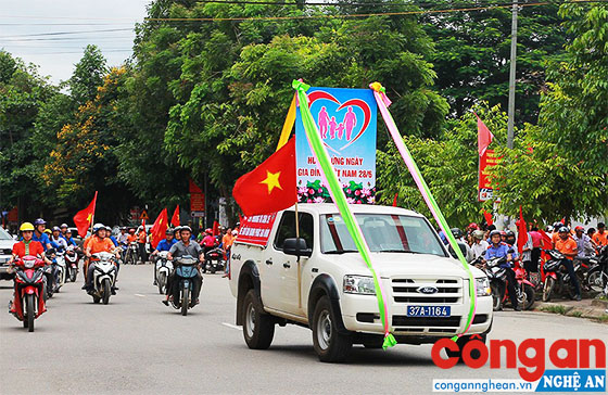Các lực lượng diễu hành hưởng ứng Tháng hành động quốc gia phòng, chống bạo lực gia đình