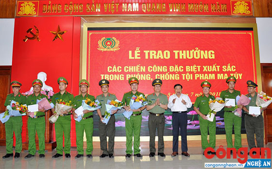 Thực hiện tốt công tác giáo dục chính trị tư tưởng góp phần quan trọng làm nên nhiều thành tích trong quá trình công tác, chiến đấu                                               của lực lượng Công an Nghệ An (Trong ảnh: Lãnh đạo UBND tỉnh và Công an Nghệ An trao thưởng cho các đơn vị có thành tích xuất sắc trong Tháng phòng, chống ma túy 2018)
