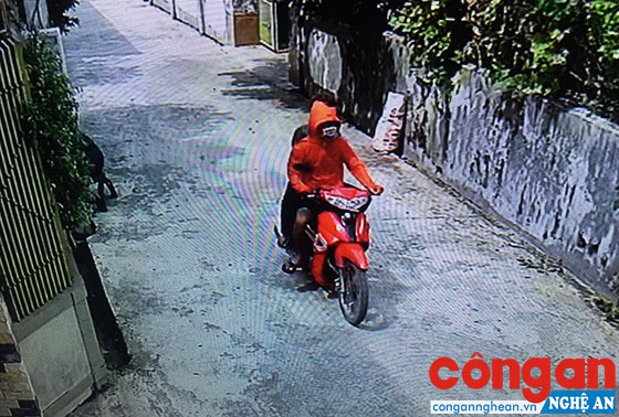 Hình ảnh camera ghi được khi 2 đối tượng đi mua kéo về phá hòm công đức tại nhà thờ họ Võ, xã Diễn Tháp