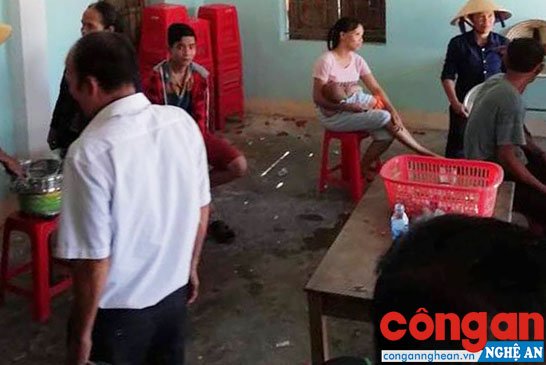 Nghĩ được quà khuyến mãi, lại mua được hàng giá rẻ nên khá đông người dân đã tham dự