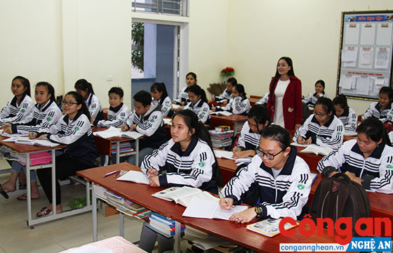 Buổi học lý thuyết về môn điện của lớp 10C1, Trường Phổ thông Dân tộc nội trú THPT số 2 Nghệ An