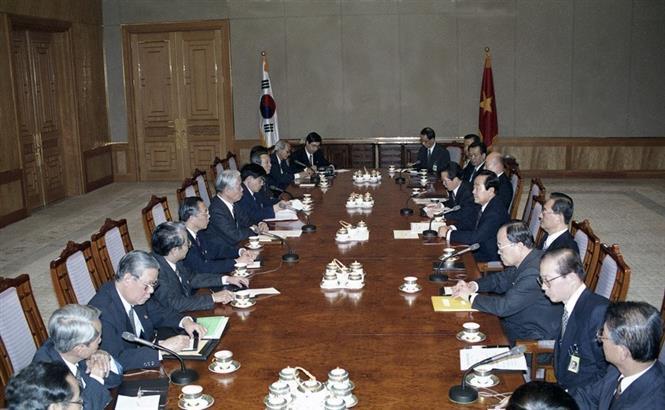 Tổng bí thư Đỗ Mười hội đàm với Tổng thống Hàn Quốc Kim Young-sam tại Seoul, Hàn Quốc (tháng 4/1995)