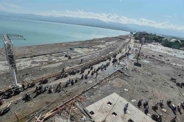 Trận động đất mạnh 7.7 độ richter xảy ra vào chiều ngày 28-9 ngoài khơi đảo Sulawesi đã tạo ra đợt sóng thần cao tới 6m đổ bộ và tàn phá nhiều khu vực ven biển của thành phố Palu và thị trấn Donggala, gây chia cắt hoàn toàn thị trấn này. Bãi biển Taman Ria bỗng chốc bị san phẳng sau khi sóng thần càn qua. Ảnh: Reuters