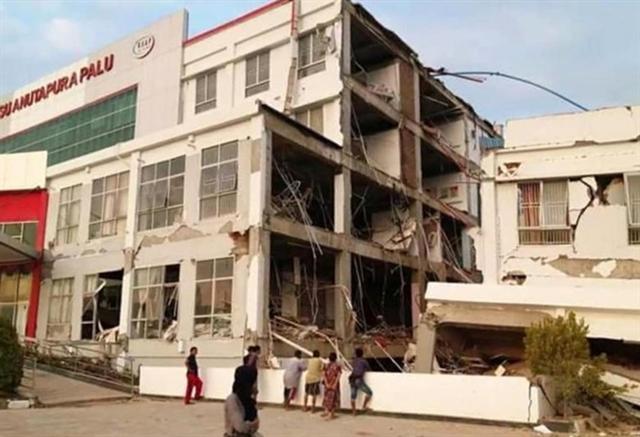 Hàng nghìn ngôi nhà, khách sạn, trung tâm mua sắm và nhà thờ đã bị hư hỏng và sụp đổ. Ảnh: Reuters