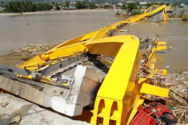 Cận cảnh một cây cầu bị đổ sập trong trận động đất hôm 28-9 vừa qua. Ảnh: AP