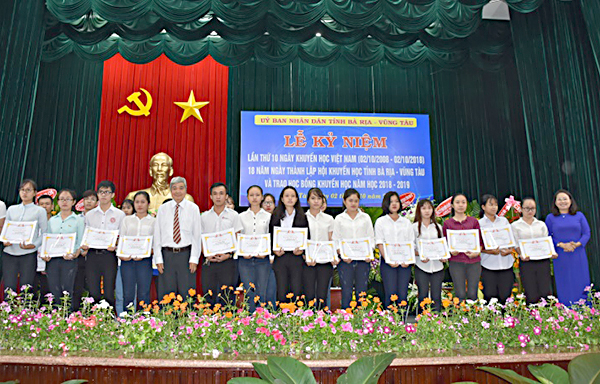 Đồng chí Nguyễn Thị Yến trao học bổng cho các em học sinh.