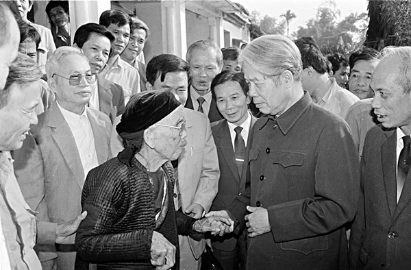 Tổng Bí thư Đỗ Mười nói chuyện thân mật với người dân xã Lê Lợi, huyện Thường Tín (Hà Tây cũ), ngày 1-11-1992. Ảnh: XUÂN LÂM