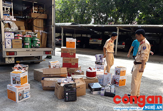 Cán bộ Đội CSGT-TT-CĐ kiểm tra số hàng hóa không rõ nguồn gốc, xuất xứ, không có hóa đơn, chứng từ liên quan