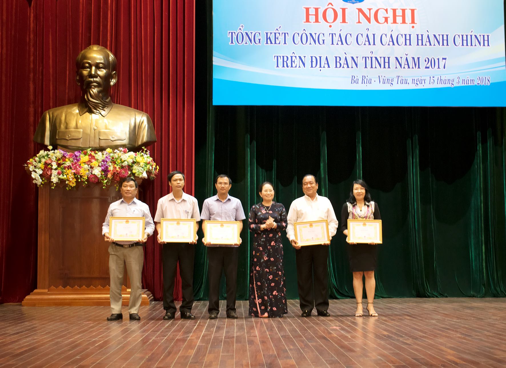 Ông Nguyễn Thanh Bình (bìa trái) nhận Bằng khen của UBND tỉnh vì có nhiều thành tích trong công tác CCHC năm 2017.