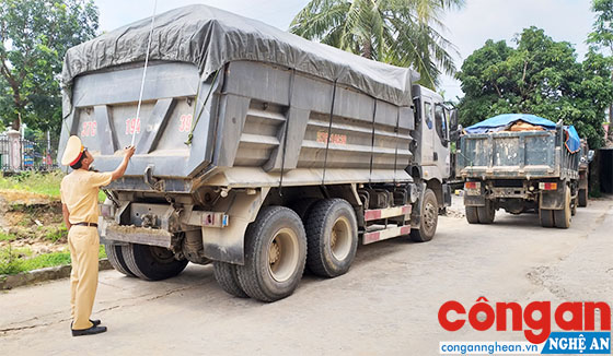 Chiếc xe tải vi phạm bị CSGT đưa về trụ sở lập biên bản xử lý