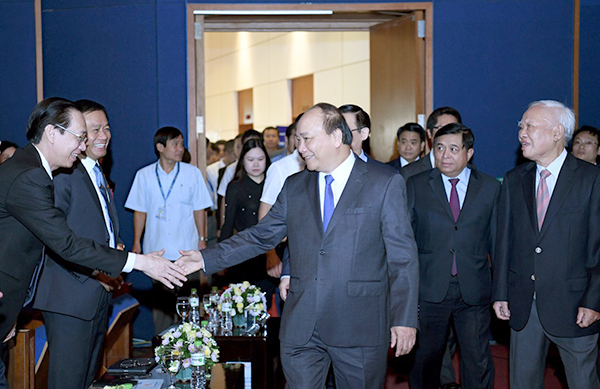 Thủ tướng Nguyễn Xuân Phúc với các đại biểu tham dự hội nghị.