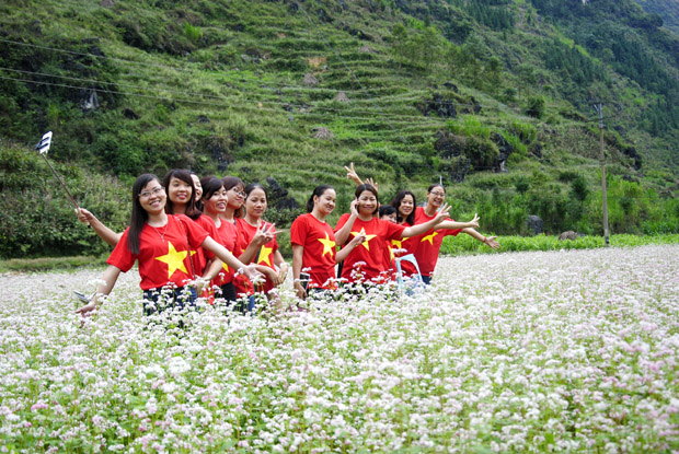 Du khách chụp hình trong vườn hoa tam giác mạch ở Hà Giang.