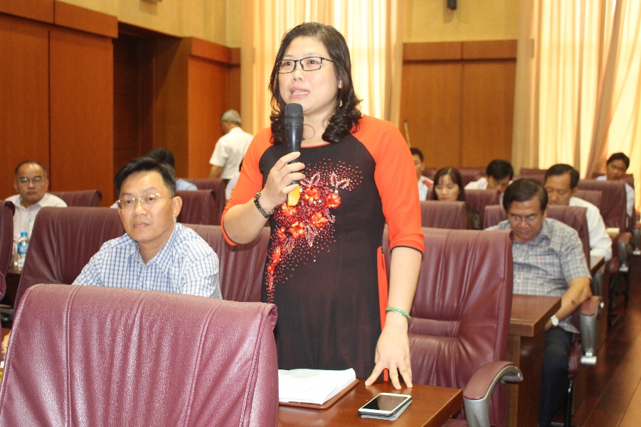 Cử tri Lương Thị Lệ Hằng, Phó Giám đốc Sở GD-ĐT kiến nghị tăng biên chế cho ngành giáo dục.