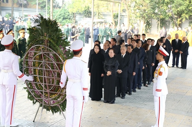 Đoàn Chủ tịch nước do đồng chí Đặng Thị Ngọc Thịnh dẫn đầu vào viếng đồng chí Đỗ Mười