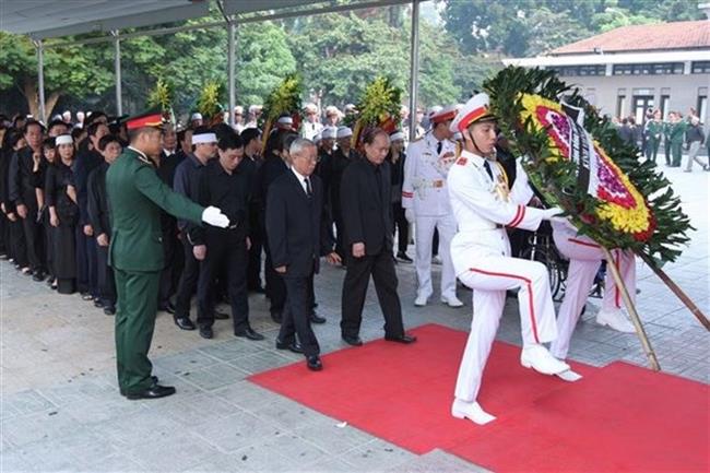 Đoàn các đồng chí lãnh đạo, nguyên lãnh đạo Đảng, Nhà nước chuẩn bị vào viếng nguyên Tổng Bí thư Đỗ Mười. Ảnh: TTXVN