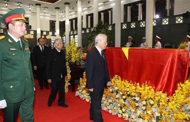 Tổng Bí thư Nguyễn Phú Trọng đi quanh linh cữu đồng chí Đỗ Mười. ảnh: TTXVN