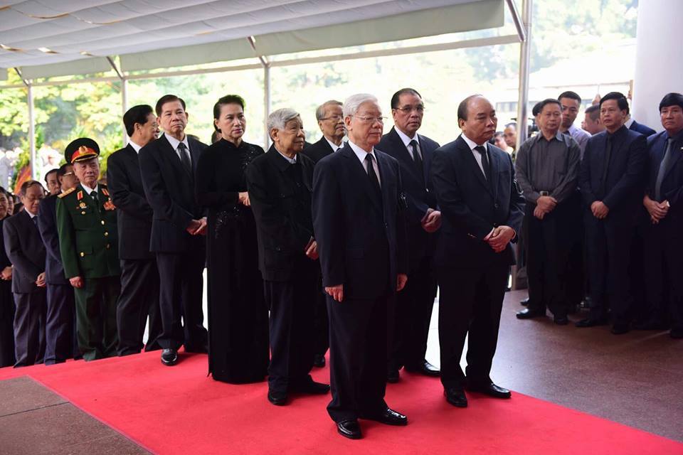 Tổng Bí thư Nguyễn Phú Trọng dẫn đầu đoàn Ban chấp hành Trung ương Đảng vào viếng.