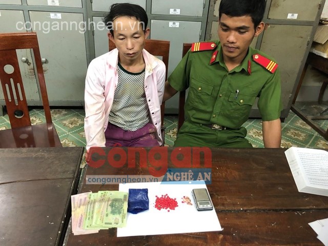 Đối tượng Lầu Bá Giờ cùng số tang vật tại Cơ quan Công an