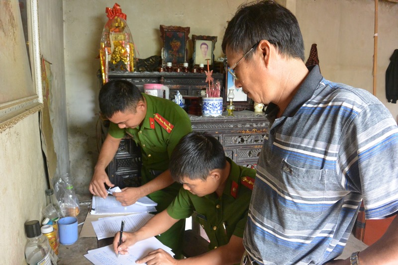 Lực lượng chức năng lập biên bản mở niêm phong kho hàng bị tạm giữ