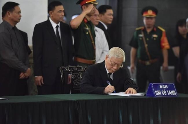 Tổng Bí thư Nguyễn Phú Trọng viết trong sổ tang.