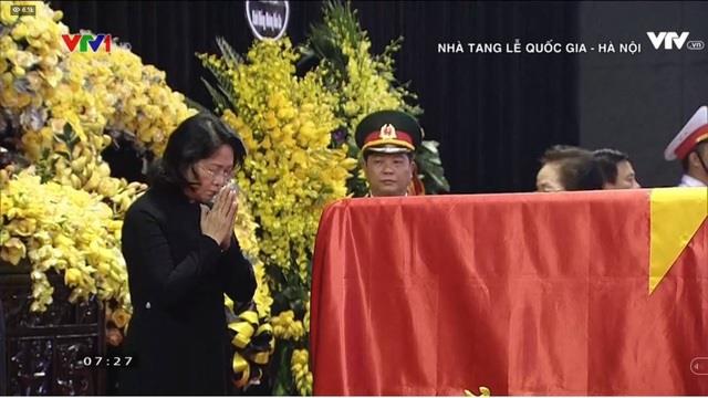 Quyền Chủ tịch nước Đặng Thị Ngọc Thịnh cúi đầu tiễn biệt đồng chí Đỗ Mười