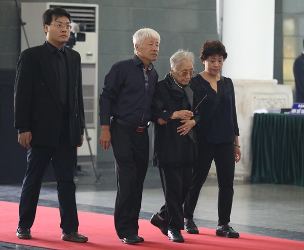 Nguyên Phó chủ tịch nước Nguyễn Thị Bình cùng các con, cháu đến viếng Nguyên Tổng bí thư Đỗ Mười. Ảnh: Ngọc Thành
