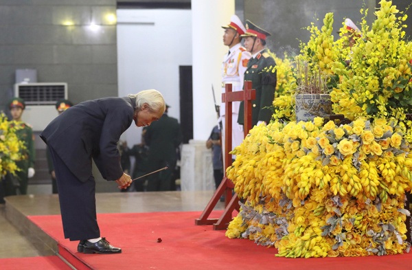 Ông Nguyễn Xuân Hùng không giấu được xúc động khi viếng Nguyên Tổng bí thư Đỗ Mười. Ảnh: Ngọc Thành