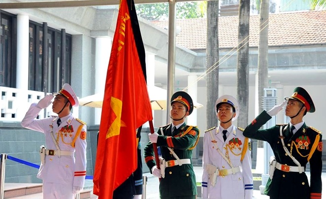 Không khí trang nghiêm, trầm buồn trong phút mặc niệm.