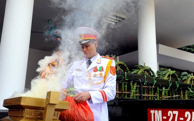 Đội tiêu binh chăm sóc linh xa.