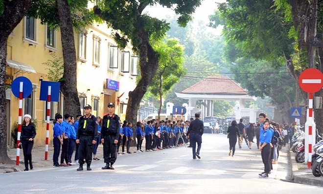 Công an Hà Nội đảm bảo ANTT trước Nhà tang lễ.