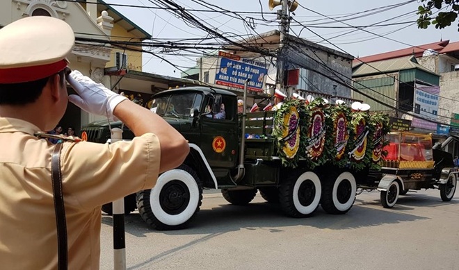 Hơn 11h, đoàn xe đưa linh cữu cố Tổng bí thư về tới quê nhà, xã Đông Mỹ, Thanh Trì.