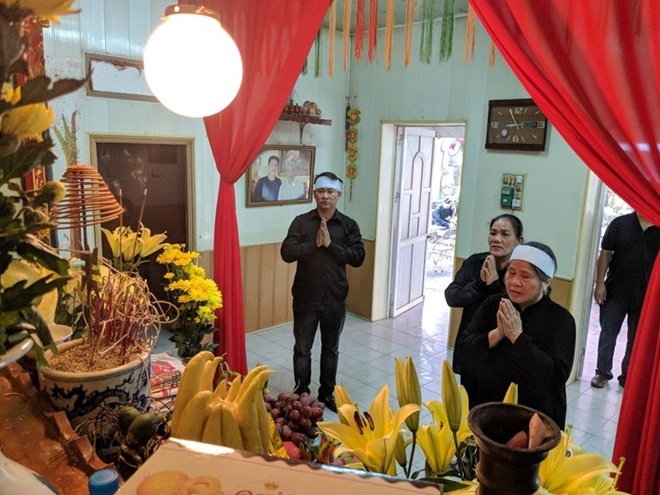 Sáng 7-10, họ hàng, bà con ở quê nhà tại xã Đông Mỹ, huyện Thanh Trì, TP Hà Nội tiếp tục đến viếng nguyên Tổng Bí thư Đỗ Mười 