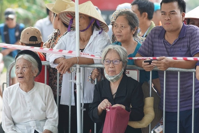 Người dân xã Đông Mỹ chờ đón nguyên Tổng Bí thư Đỗ Mười