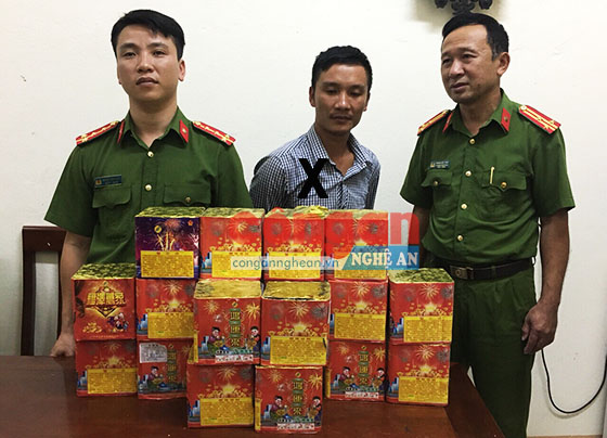 Đối tượng (X) và tang vật tại cơ quan Công an