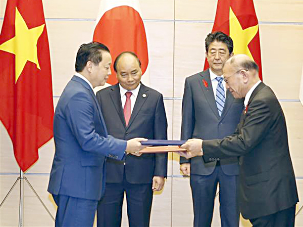 Thủ tướng Nguyễn Xuân Phúc và Thủ tướng Nhật Bản Shinzo Abe chứng kiến lễ ký Bản ghi nhớ về hợp tác trong lĩnh vực chính sách biển và đại dương giữa Bộ Tài nguyên và Môi trường Việt Nam và Văn phòng Nội các Nhật Bản.