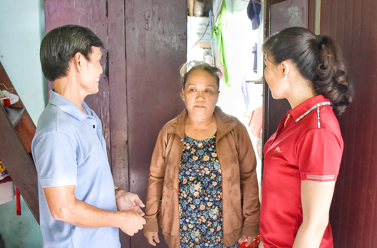 Ông Lý Việt Hùng, Trưởng Ban điều hành khu phố 6 và cán bộ phụ trách công tác giảm nghèo phường 5 thăm hỏi hộ bà Nguyện Thị Bé (thoát nghèo năm 2017). 