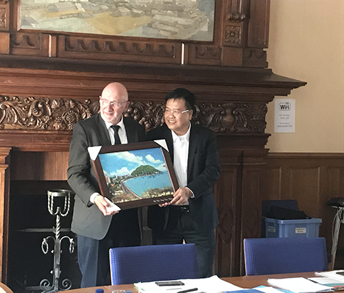 Đồng chí Nguyễn Văn Trình tặng quà lưu niệm, thể hiện mối quan hệ hợp tác bền chặt giữa BR-VT và Brest. 