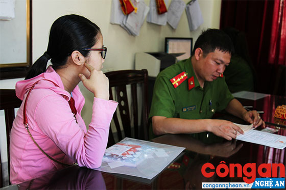 Công an phường Hưng Dũng giải quyết thủ tục hành chính cho người dân