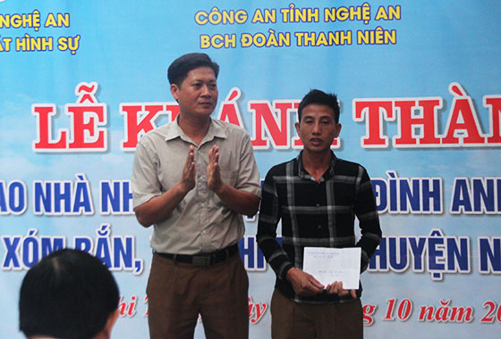 Đại diện chính quyền xã Nghi Thiết tặng quà gia đình anh Phan Văn Trị
