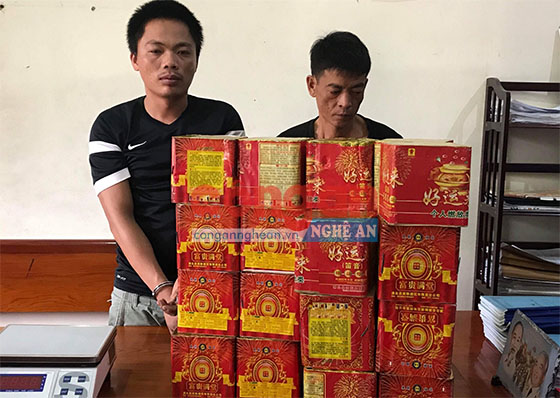 Lê Xuân Phú và Lê Phi Dũng bên số pháo bị thu giữ.