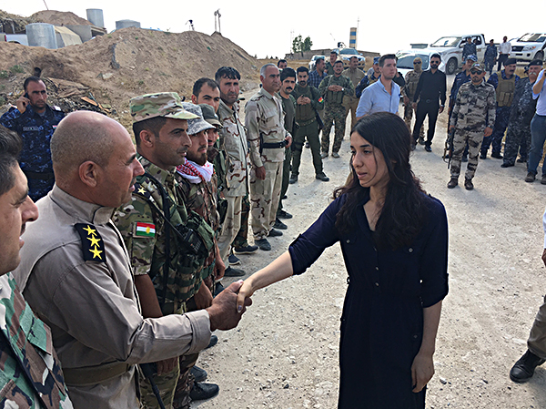 Nadia Murad bắt tay các dân quân người Kurd ở Iraq chào mừng cô trở về làng Kocho vào ngày 1-6-2017. 