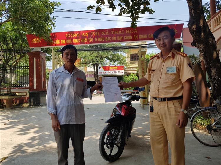 CSGT TX Thái Hoà trao trả xe cho anh Vi Văn Thai