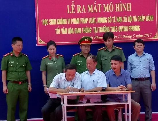 Ký cam kết thực hiện mô hình “Học sinh không vi phạm pháp luật, không tham gia các tệ nạn xã hội và chấp hành                      tốt văn hóa giao thông” tại Trường THCS Quỳnh Phương 