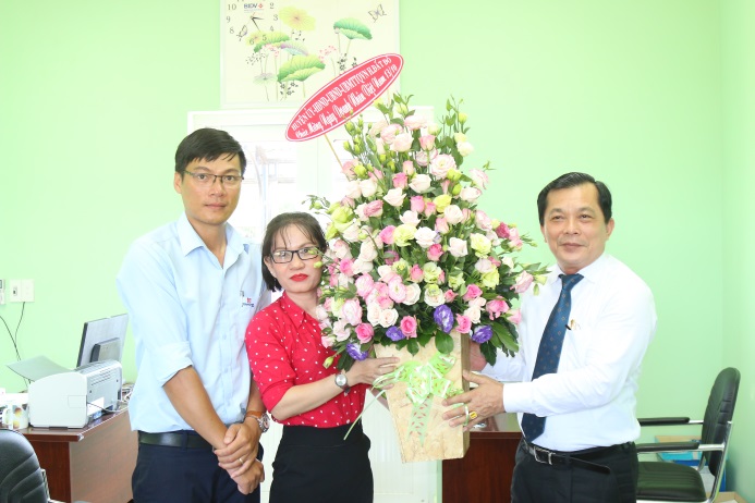 Ông Hồ Văn Lợi, Bí thư Huyện ủy Đất Đỏ tặng hoa chúc mừng Công ty CP Tín Nghĩa - Phương Đông. Ảnh: TUẤN VŨ