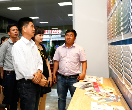 Khách hàng tìm hiểu các sản phẩm sơn tại Công ty TNHH TM DV XD  - Trung tâm pha màu Kim Đạt  (24, Huyền Trân Công Chúa, phường 8, TP. Vũng Tàu).